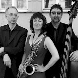 Foto: K.J. Ross; mit Johnny Pickl am Kontrabass